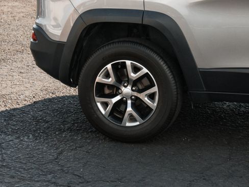 Used 2018 Jeep Cherokee Trailhawk AWD/4WD image 4
