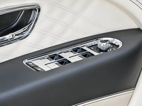 New 2026 Bentley Bentayga AWD/4WD image 16