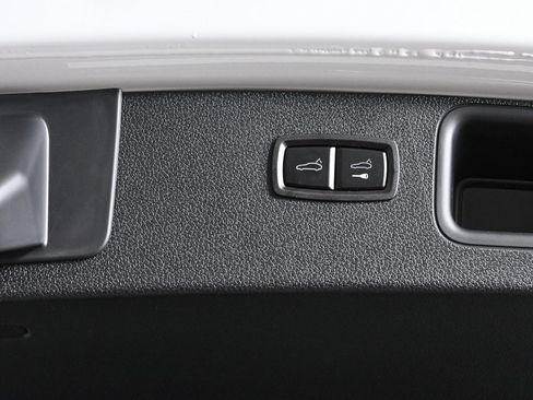 Certified 2025 Porsche Macan AWD image 33