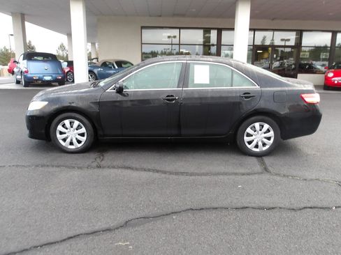 Used 2011 Toyota Camry LE image 2