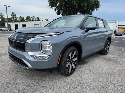 New 2025 Mitsubishi Outlander SE image 3