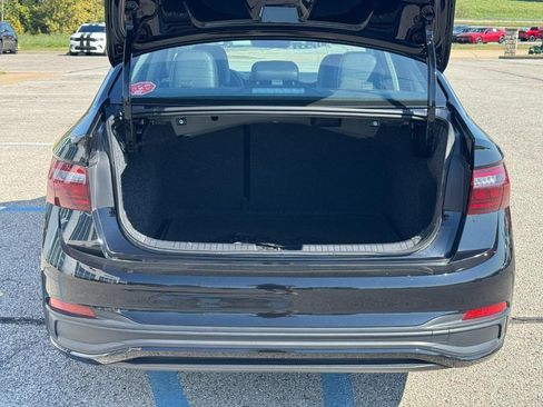 Used 2025 Volkswagen Jetta SE FWD image 7