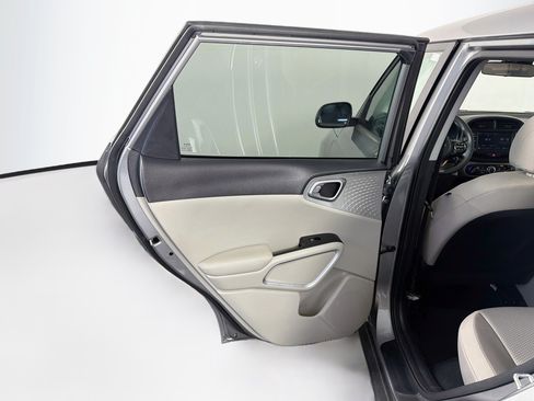 Used 2025 Kia Soul LX w/ LX Technology Package FWD image 26