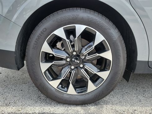 Used 2024 Kia Carnival EX FWD image 9