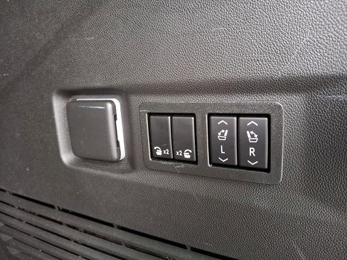 Used 2022 GMC Yukon SLT w/ SLT Luxury Package image 32