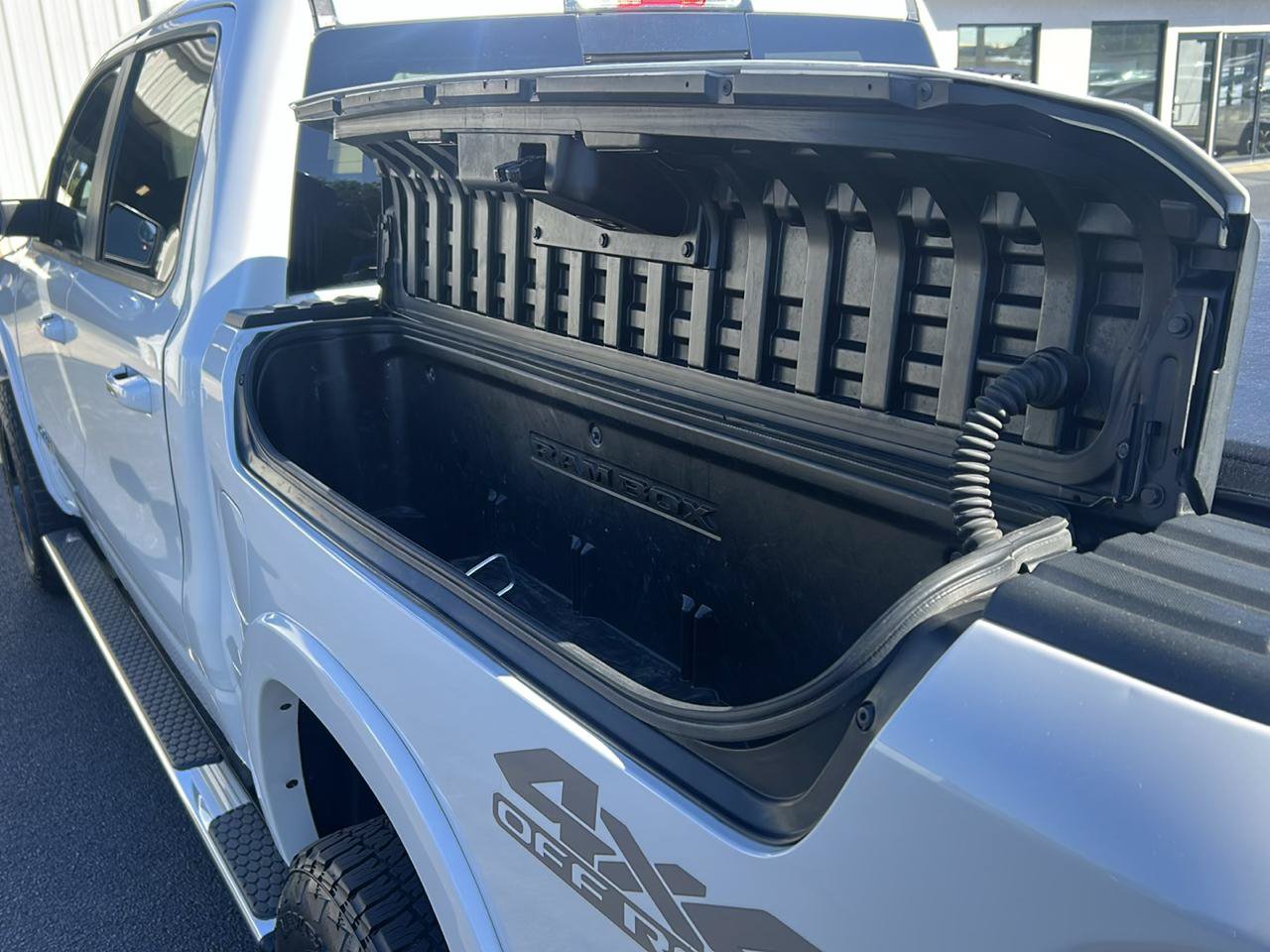 Used 2019 RAM 1500 Laramie AWD/4WD image 10