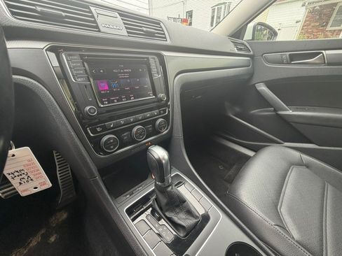 Used 2018 Volkswagen Passat 2.0T R-Line FWD image 9