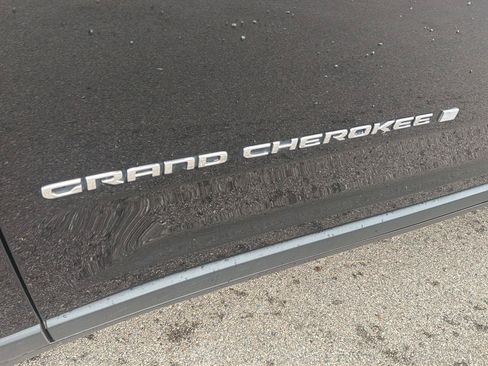 Used 2023 Jeep Grand Cherokee Laredo w/ Luxury Tech Group I AWD/4WD image 10
