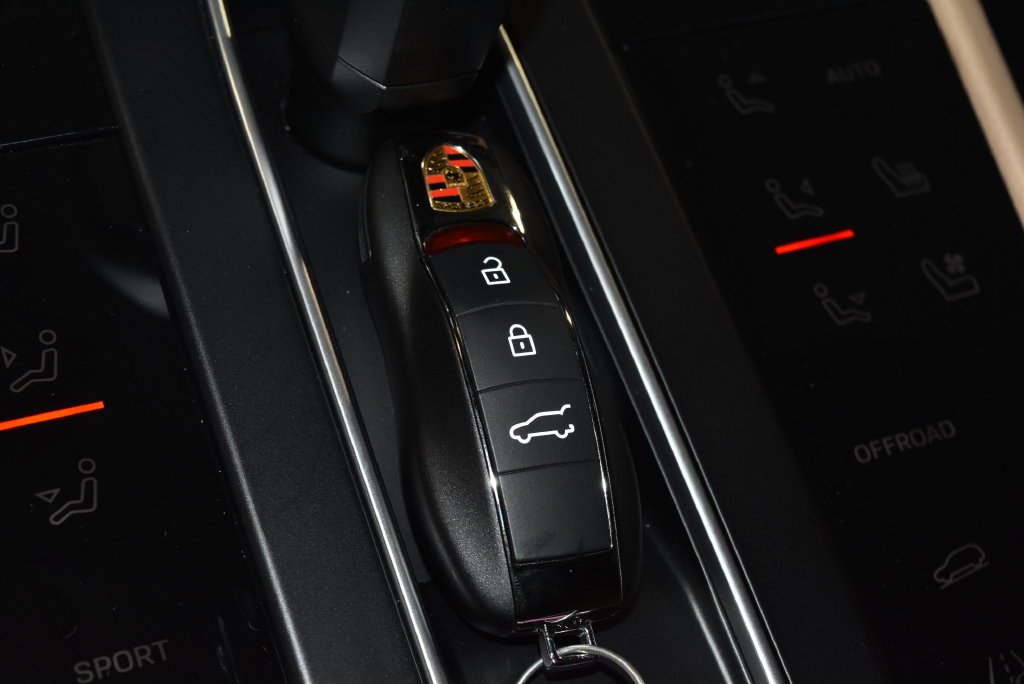 Used 2026 Porsche Macan AWD/4WD image 19