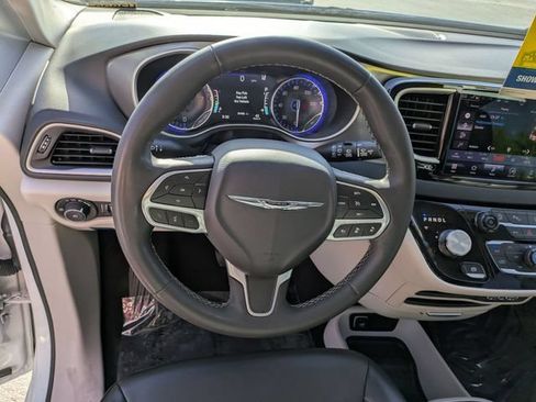 Used 2023 Chrysler Pacifica Touring-L FWD image 18