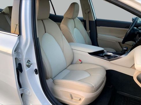 Used 2020 Toyota Camry XLE w/ Sunroof Package FWD image 9