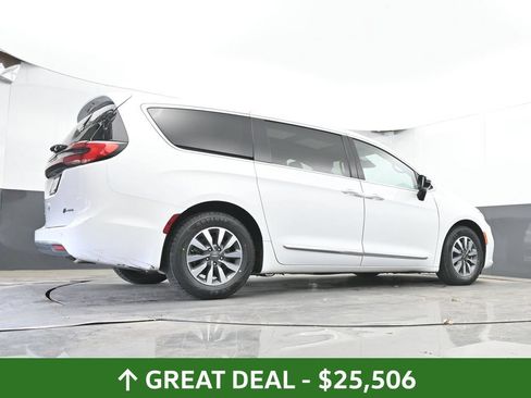 Used 2023 Chrysler Pacifica Limited FWD image 47