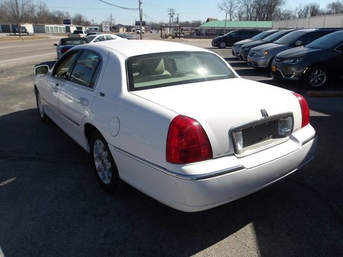 Used 2011 Lincoln Town Car Signature Limited image 8
