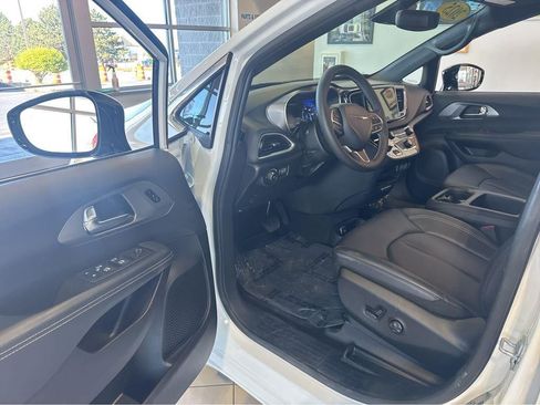 Used 2025 Chrysler Pacifica Select FWD image 15