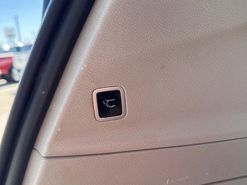 Used 2021 Chrysler Voyager Lxi FWD image 6
