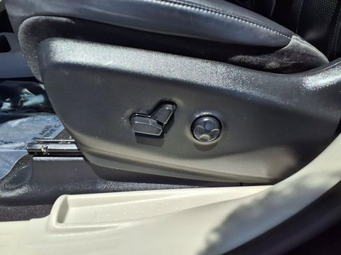 Used 2023 Chrysler Pacifica Touring-L FWD image 23