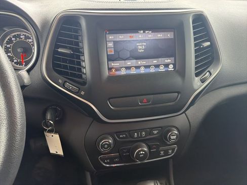 Used 2019 Jeep Cherokee Latitude w/ Popular Appearance Group image 10