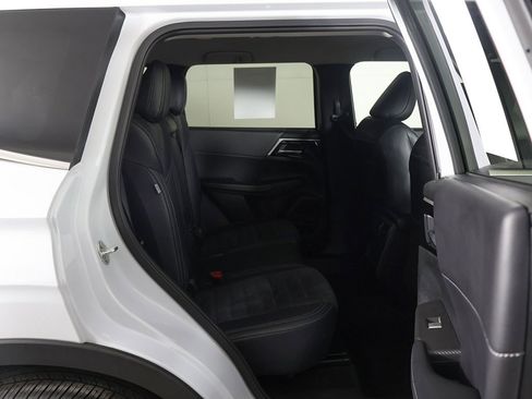 Used 2024 Mitsubishi Outlander SE image 32