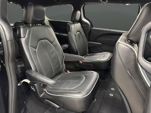 Used 2025 Chrysler Pacifica Limited image 32