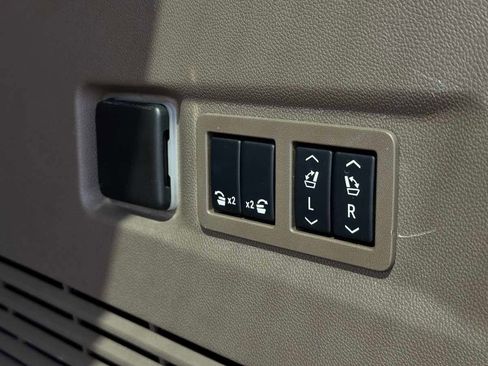 Used 2024 GMC Yukon XL Denali AWD/4WD image 19