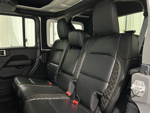 Used 2022 Jeep Wrangler Unlimited Sahara AWD/4WD image 28