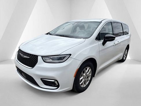 Used 2024 Chrysler Pacifica Touring-L image 3