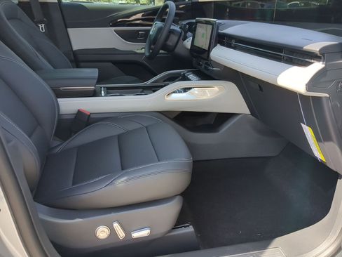 New 2025 Lincoln Nautilus Premier image 23