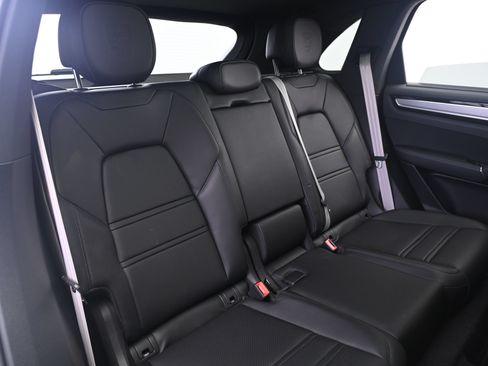 Certified 2023 Porsche Cayenne AWD/4WD image 19