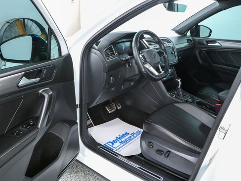 Used 2023 Volkswagen Tiguan SE R-Line AWD/4WD image 3