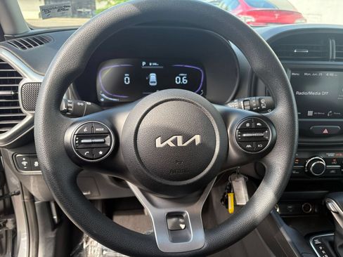 Used 2025 Kia Soul LX w/ LX Technology Package FWD image 25