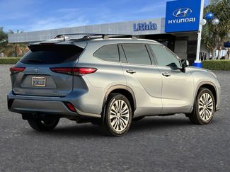 Used 2022 Toyota Highlander Platinum video 2