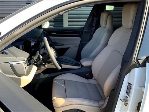 Certified 2025 Porsche Macan 4S Electric AWD/4WD image 5