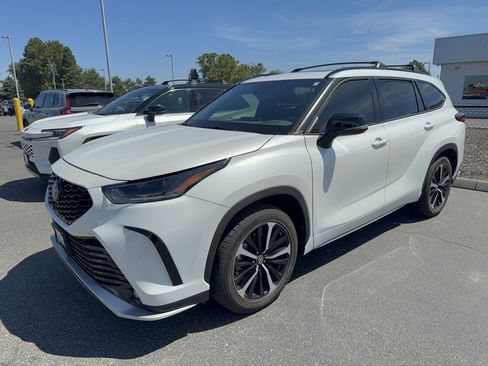 Used 2022 Toyota Highlander XSE AWD/4WD image 3