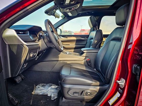 New 2025 Jeep Grand Cherokee Limited image 12