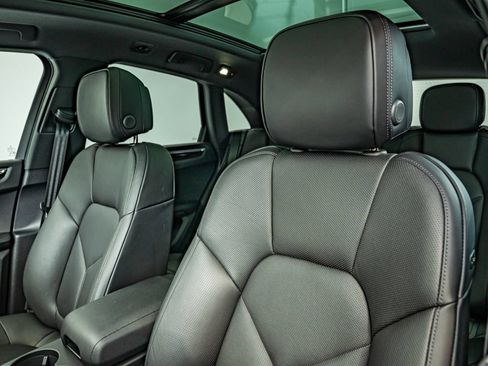 Certified 2026 Porsche Macan AWD/4WD image 36
