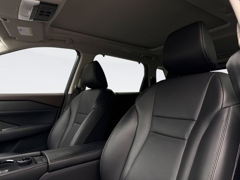 Used 2023 Nissan Rogue SL w/ SL Premium Package image 9