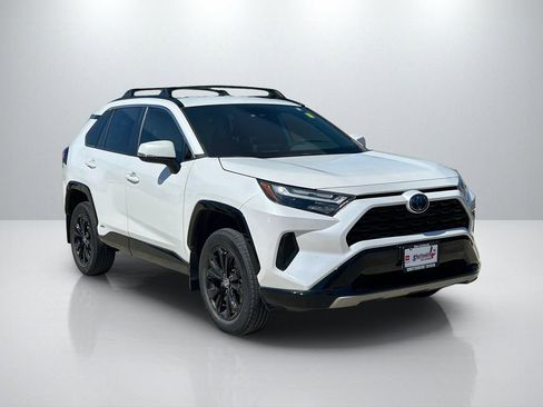 Used 2023 Toyota RAV4 SE image 3