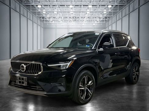 Used 2023 Volvo XC40 B4 Plus FWD image 1