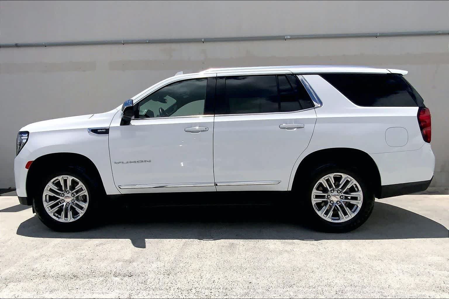 Used 2023 GMC Yukon SLT AWD/4WD image 3