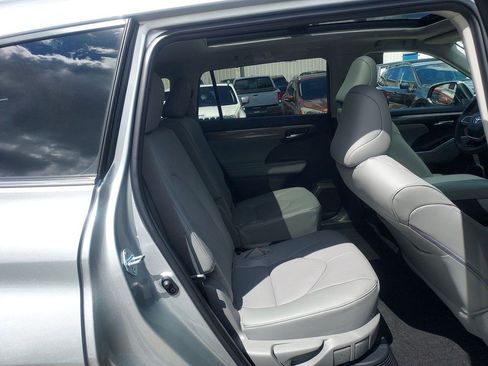 Used 2025 Toyota Highlander Platinum AWD/4WD image 39
