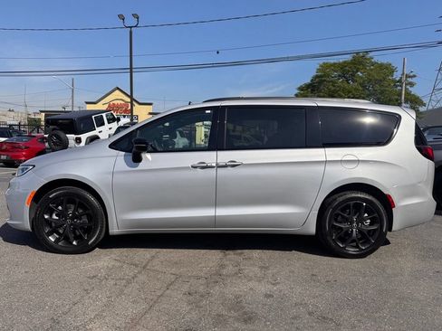 Used 2026 Chrysler Pacifica Limited w/ S Appearance Package AWD/4WD image 4