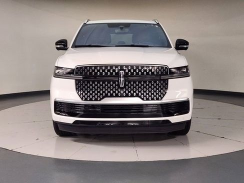 Used 2025 Lincoln Navigator Reserve image 9