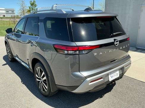 Used 2025 Nissan Pathfinder Platinum FWD image 2