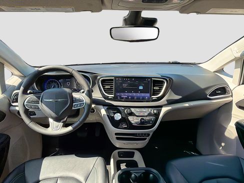 Used 2024 Chrysler Pacifica Touring-L image 15