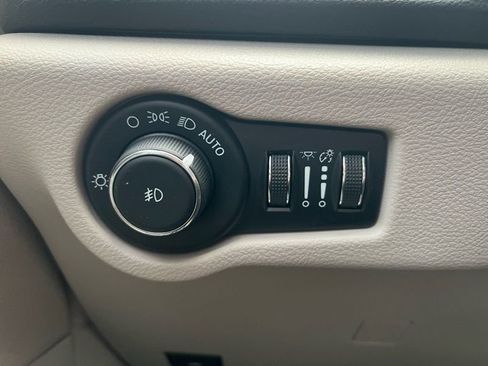 Used 2022 Chrysler Pacifica Touring-L image 16