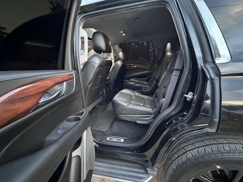 Used 2017 Cadillac Escalade Luxury AWD/4WD image 14