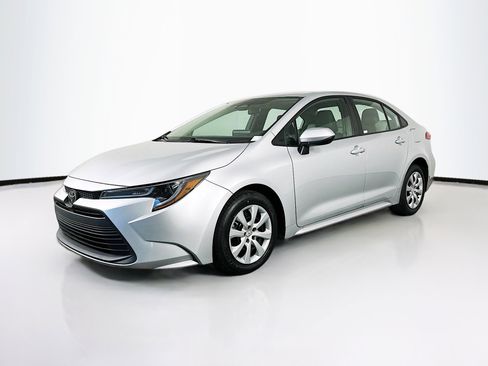 Used 2023 Toyota Corolla LE image 3
