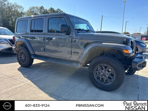 Used 2020 Jeep Wrangler Unlimited Sahara image 3