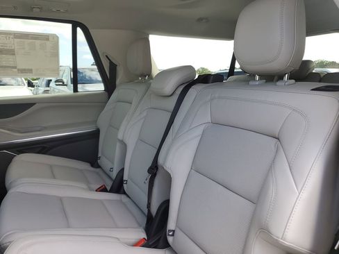 New 2025 Lincoln Navigator L Reserve AWD/4WD image 13