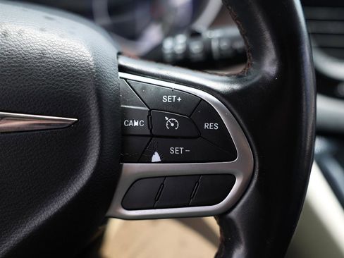 Used 2017 Chrysler Pacifica Touring-L FWD image 26